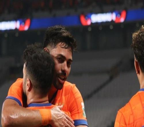 瓦神！泰山外援马德鲁加社媒祝贺瓦科戴帽：多么精彩的表现！